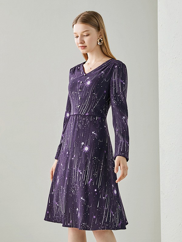 奥菲曼2020秋冬季紫色印花连衣裙