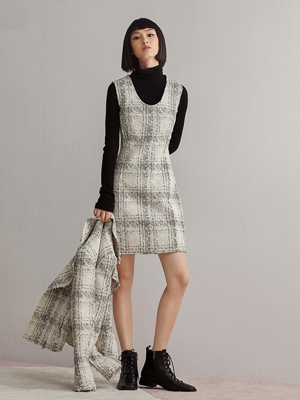 恩裳女装2020秋冬季白色格子背带裙