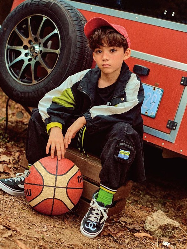 宝儿宝2020秋冬季黑色撞色外套