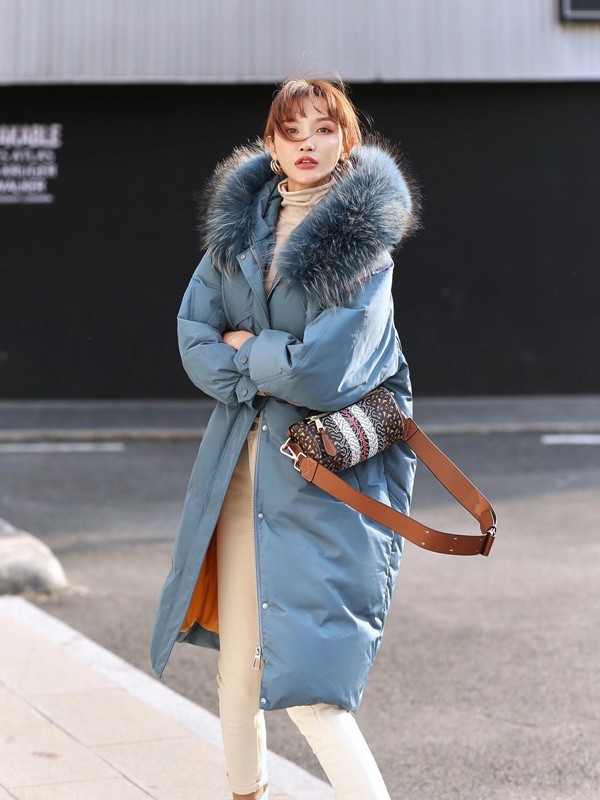 点占2020秋冬季蓝色带毛领羽绒服