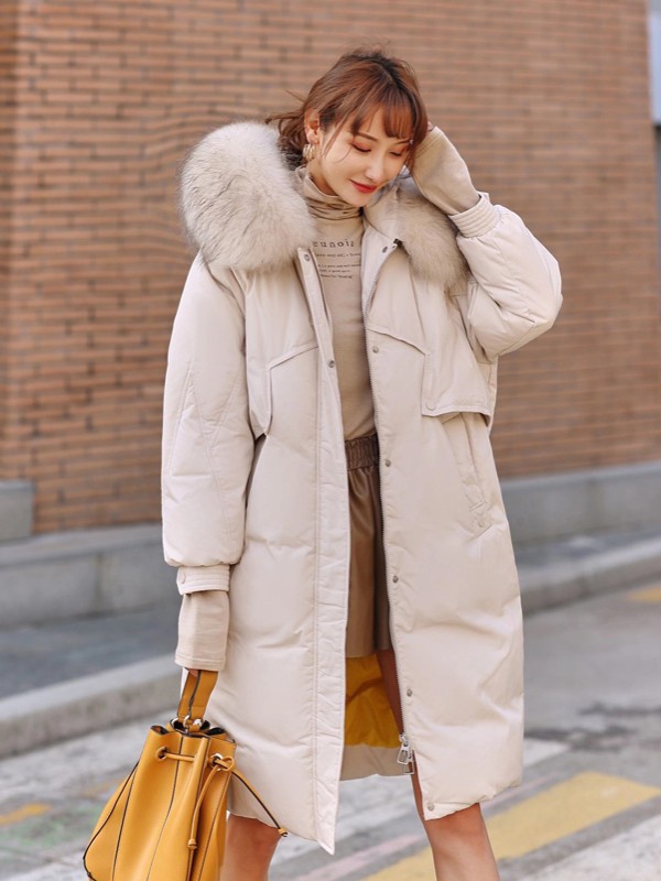 点占2020秋冬季米色带毛领羽绒服