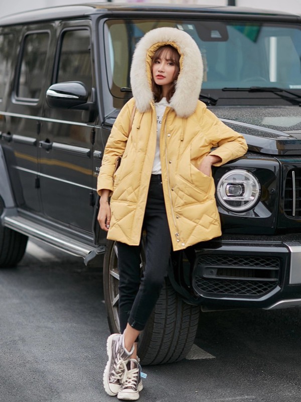 点占2020秋冬季黄色带毛领棉服