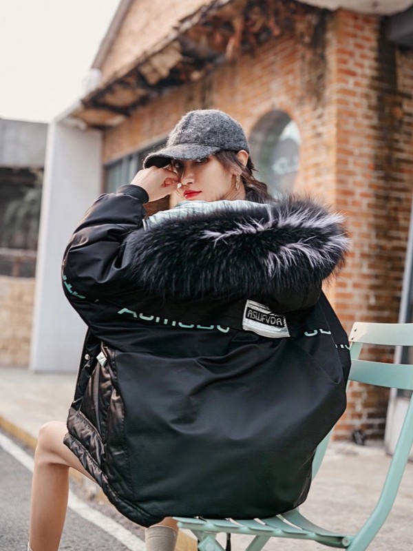 点占2020秋冬季黑色带毛领棉服