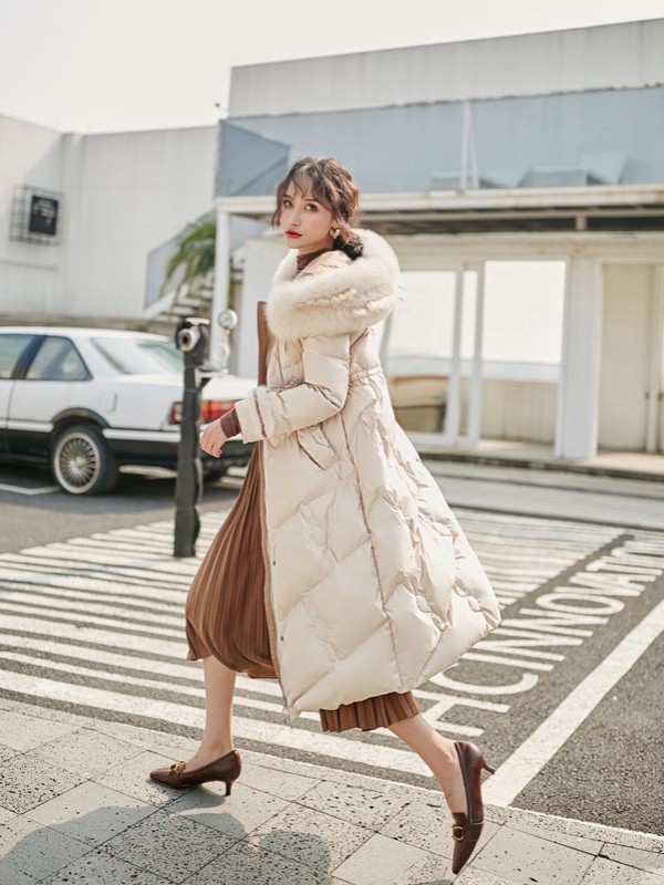 点占2020秋冬季米色带毛领羽绒服