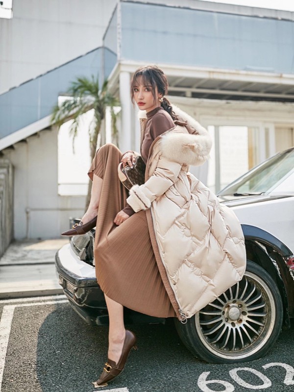 点占2020秋冬季米色带毛领羽绒服