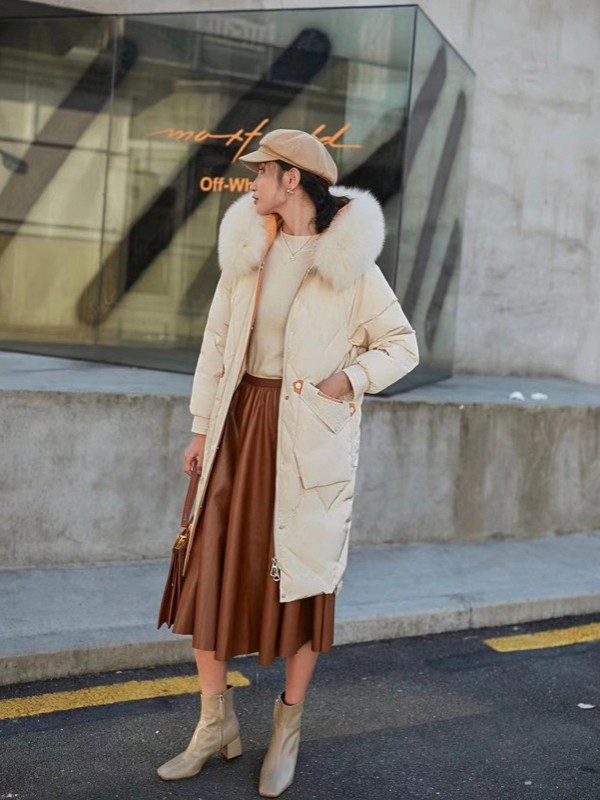 点占2020秋冬季米色带毛领羽绒服