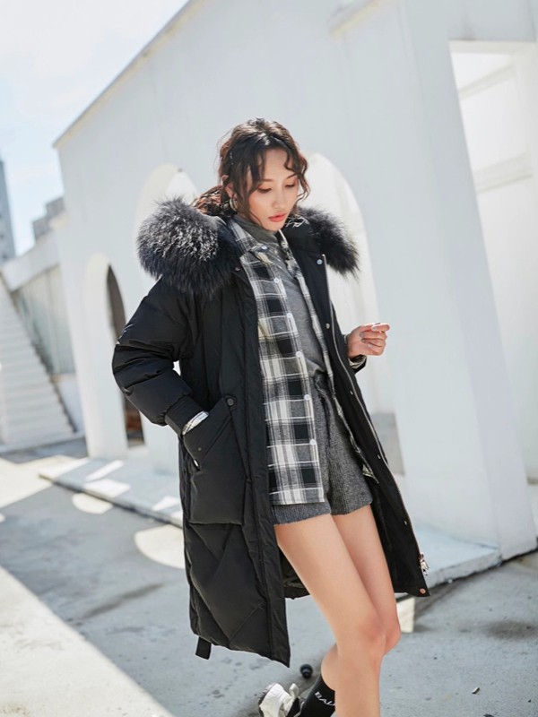 点占2020秋冬季黑色带毛领羽绒服