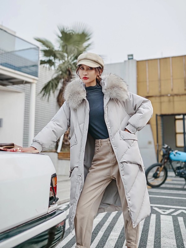 点占2020秋冬季米色带毛领羽绒服