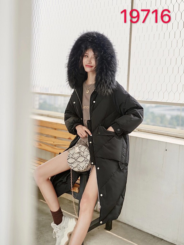 点占2020秋冬季黑色带毛领羽绒服