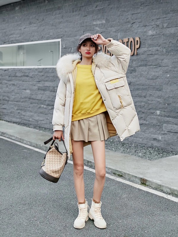 点占2020秋冬季白色带毛领羽绒服