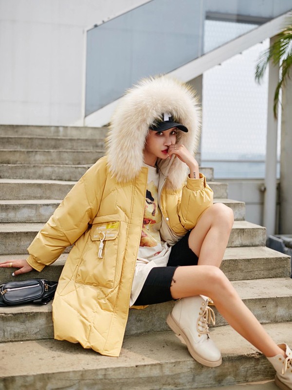 点占2020秋冬季黄色带毛领羽绒服