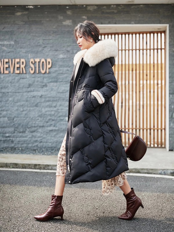 点占2020秋冬季黑色带毛领羽绒服