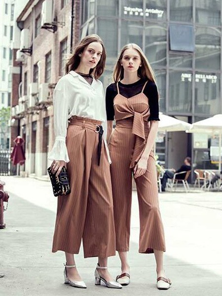 ​聚汇2020秋冬季咖啡色条纹套装