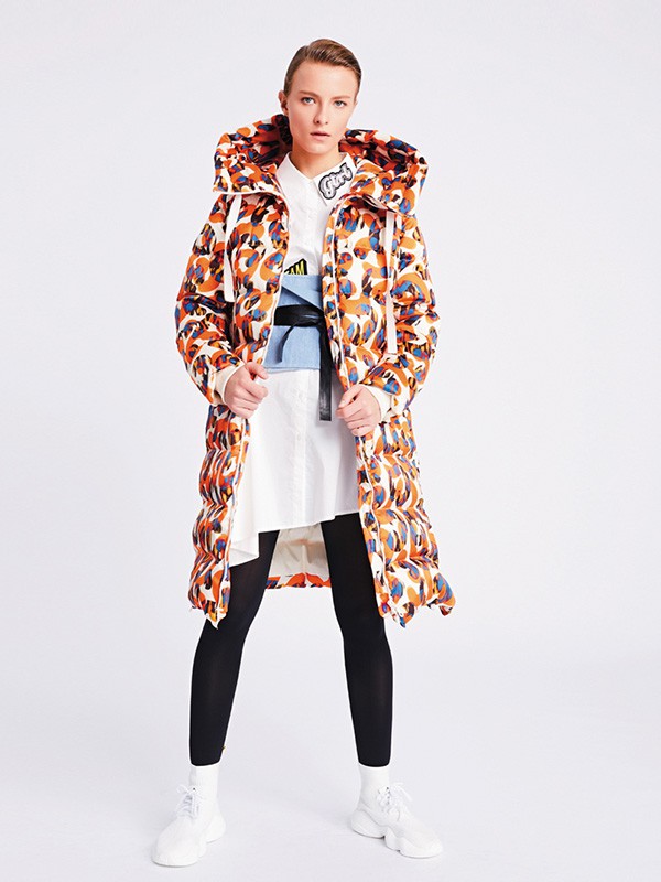 阁兰苏珊2020秋冬季橙色印花羽绒服