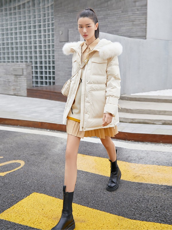维莎曼2020秋冬季米色带毛领羽绒服