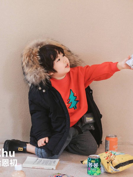 拾恩初＆番薯片2020秋冬季黑色带毛领羽绒服