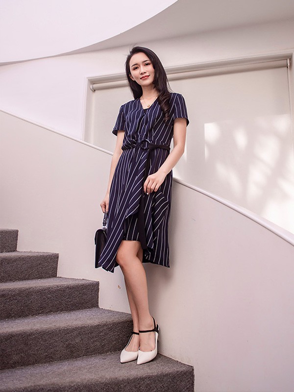 ​艾璞琪2020春夏季黑色条纹连衣裙