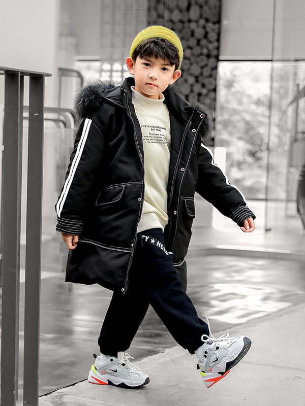 多多家2020秋冬季黑色带毛领羽绒服