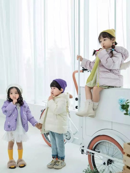 羽成扉2020秋冬季紫色印花羽绒服