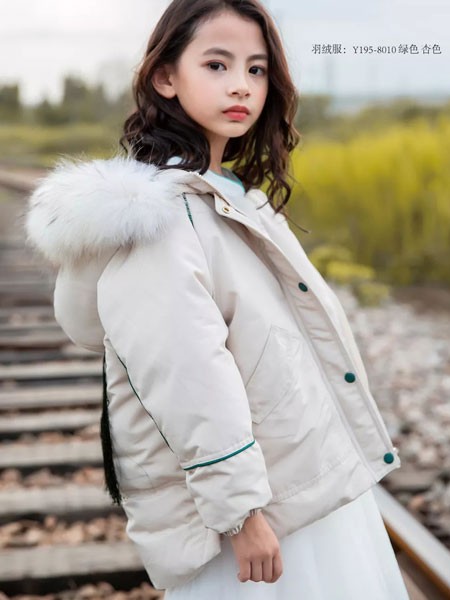 羽成扉2020秋冬季白色带毛领羽绒服