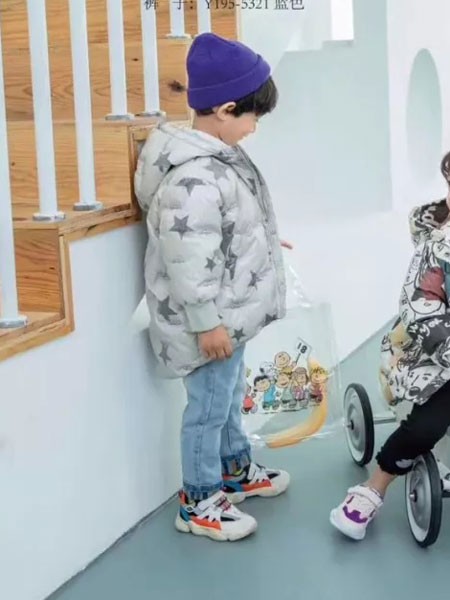 羽成扉童装2020秋冬季灰色印花羽绒服