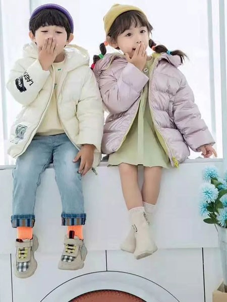 羽成扉2020秋冬季米色印花羽绒服