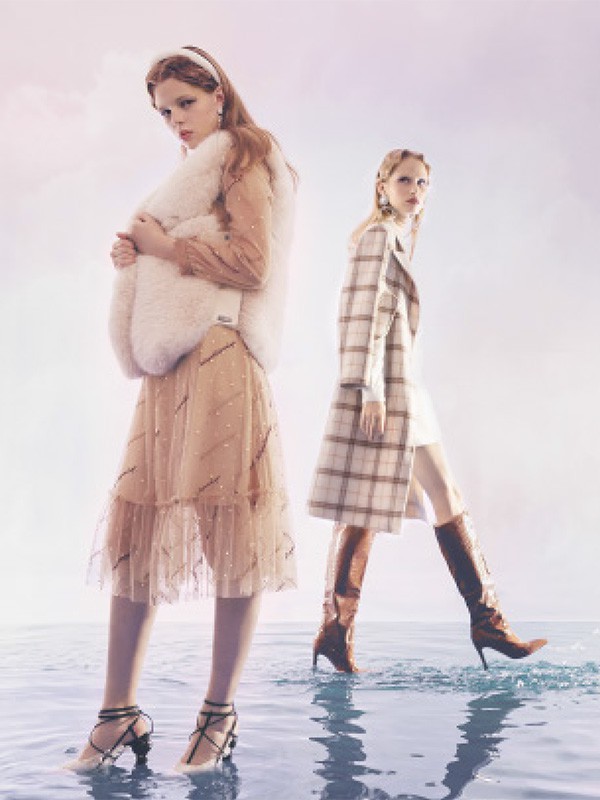 阿依莲2020秋冬季卡其色纱网连衣裙