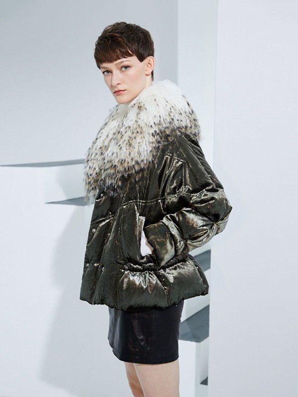 美言女装2020秋冬季军绿色带毛领羽绒服