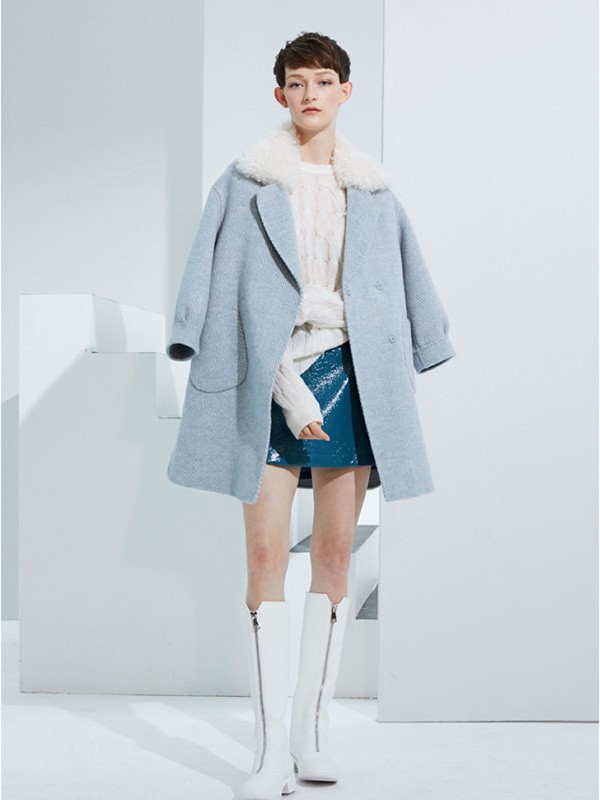 美言女装2020秋冬季蓝色带毛领大衣
