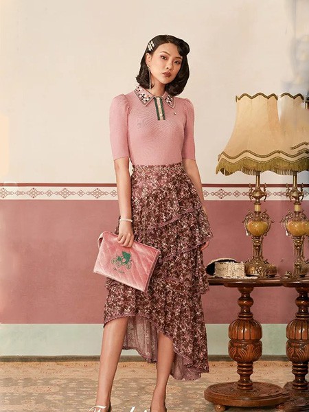 电影时装2020粉色纯色上衣