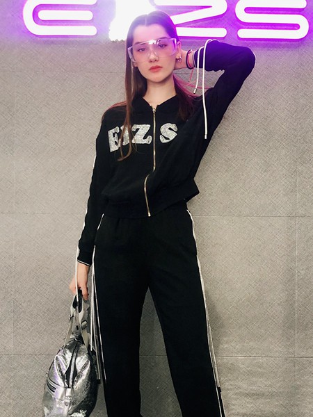 艾卓拉2020春夏季黑色字母外套