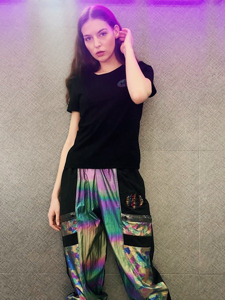 艾卓拉女装2020春夏季黑色纯色T恤