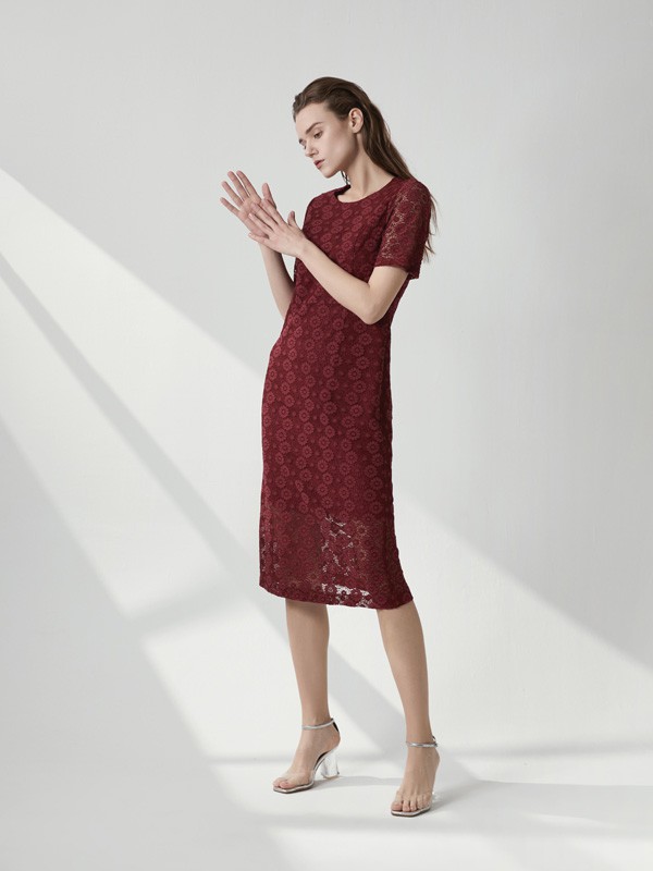 路卡西2020春夏季酒红色暗纹连衣裙