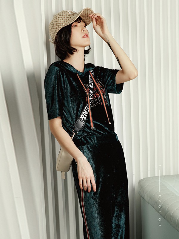 优美世界2020秋季墨绿色连帽套装