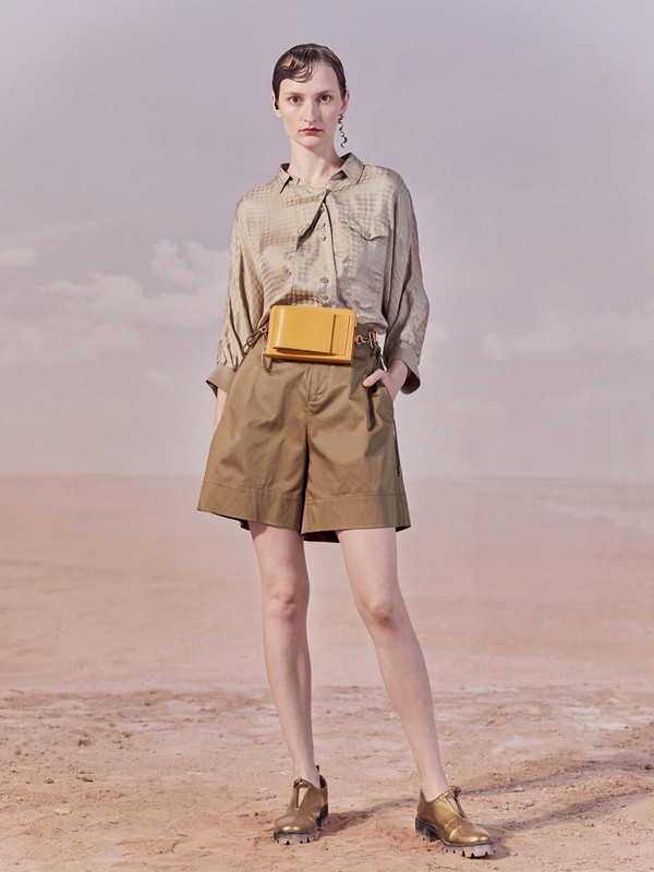 谜底2020秋冬季卡其色宽松短裤