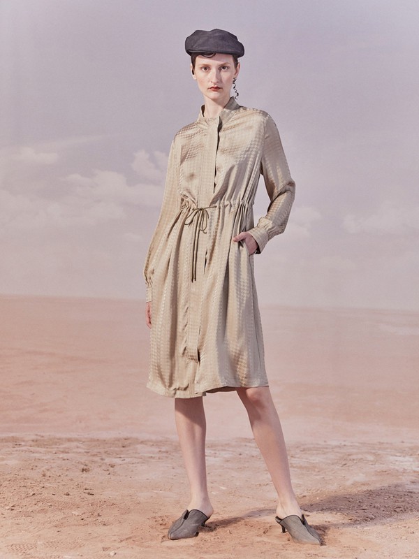 谜底2020秋冬季卡其色暗纹连衣裙