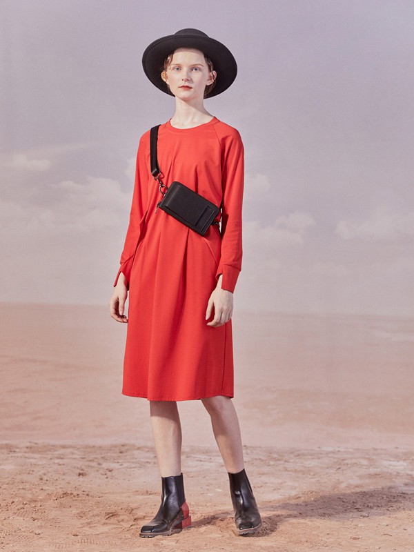 谜底女装2020秋冬季红色收腰连衣裙