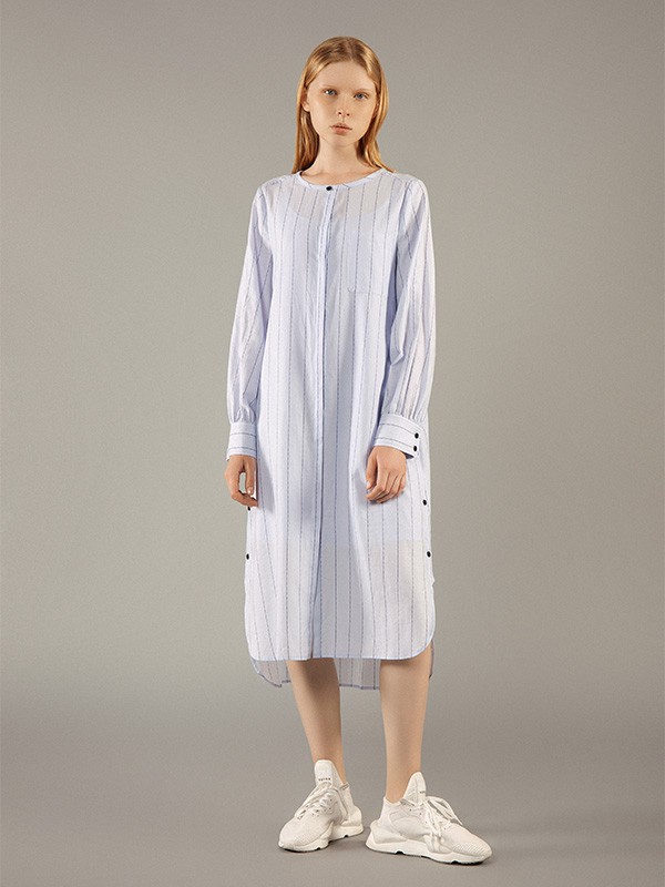 柯妮丝麗2020秋季浅蓝色条纹连衣裙