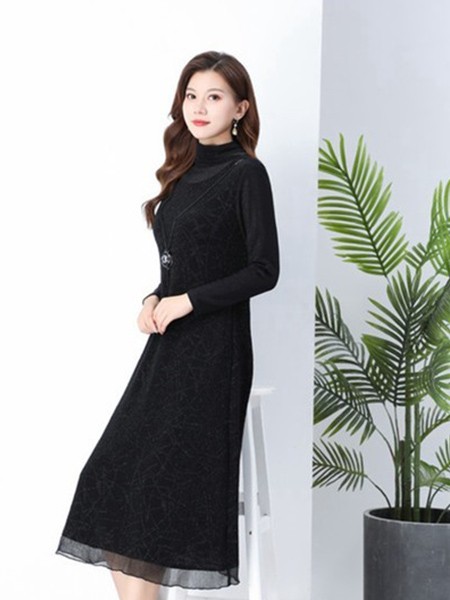夺宝奇兵2020秋冬季黑色纯色连衣裙