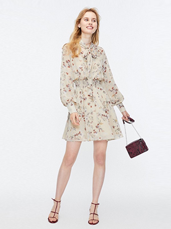 臻色调2020秋季米色系带连衣裙