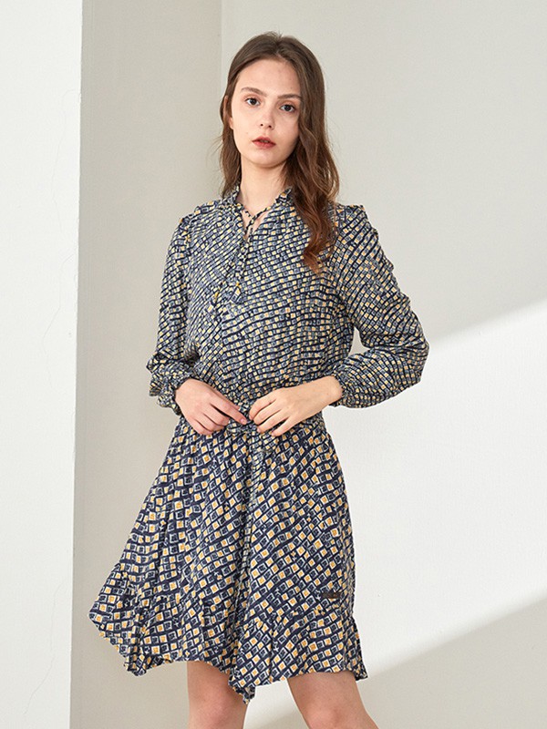 星期四女装2020秋季黑色印花连衣裙