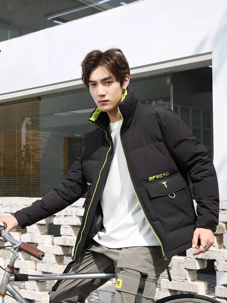 品客成2020秋冬季黑色字母棉服