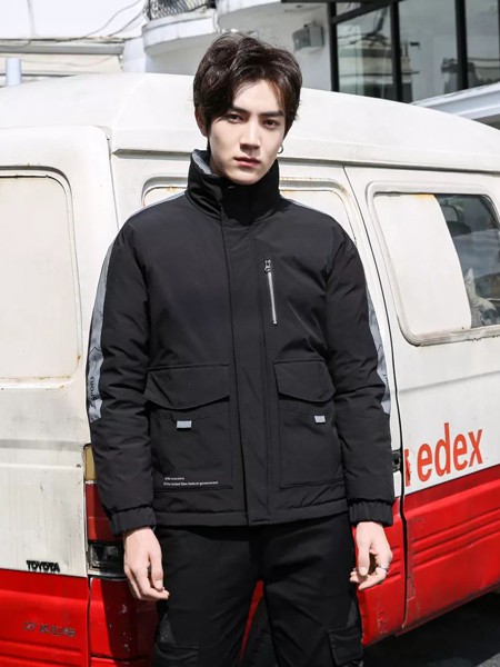 品客成2020秋冬季黑色字母棉服