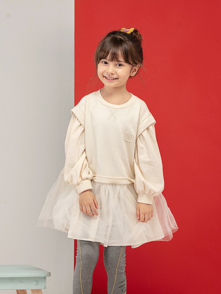 宝贝传奇童装2020秋冬季米色泡泡袖卫衣