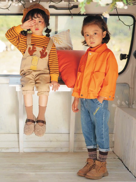 彩色笔童装2019秋冬季卡其色印花背带裤