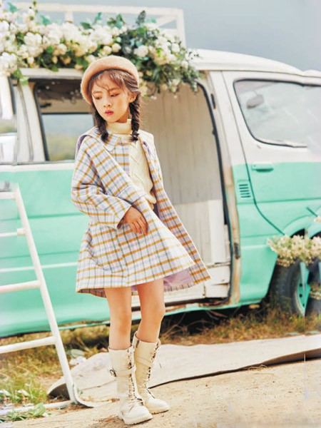 彩色笔童装2019秋冬季杏色格子外套