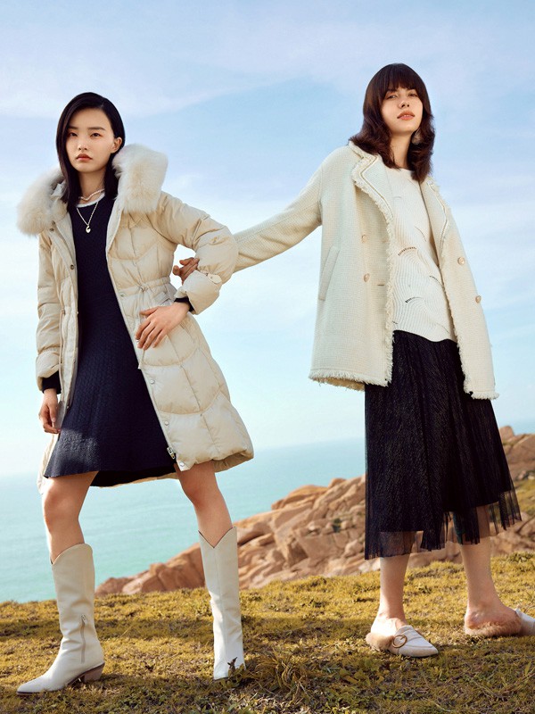 方示2020秋冬季米色带毛领羽绒服