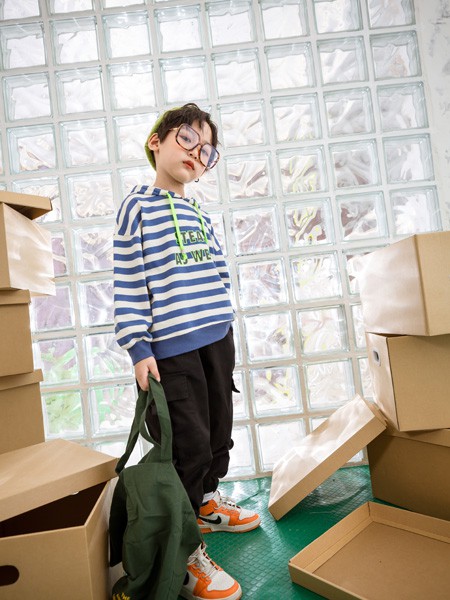 小嗨皮2020秋冬季蓝色条纹卫衣