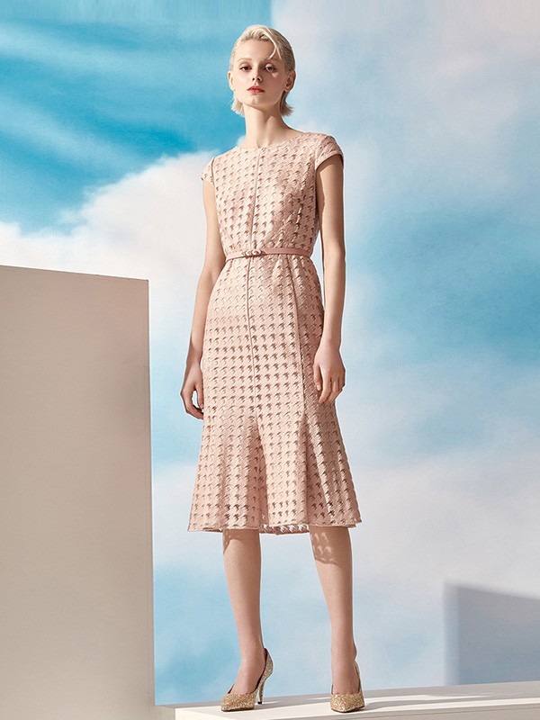 歌中歌2020秋冬季裸色镂空连衣裙