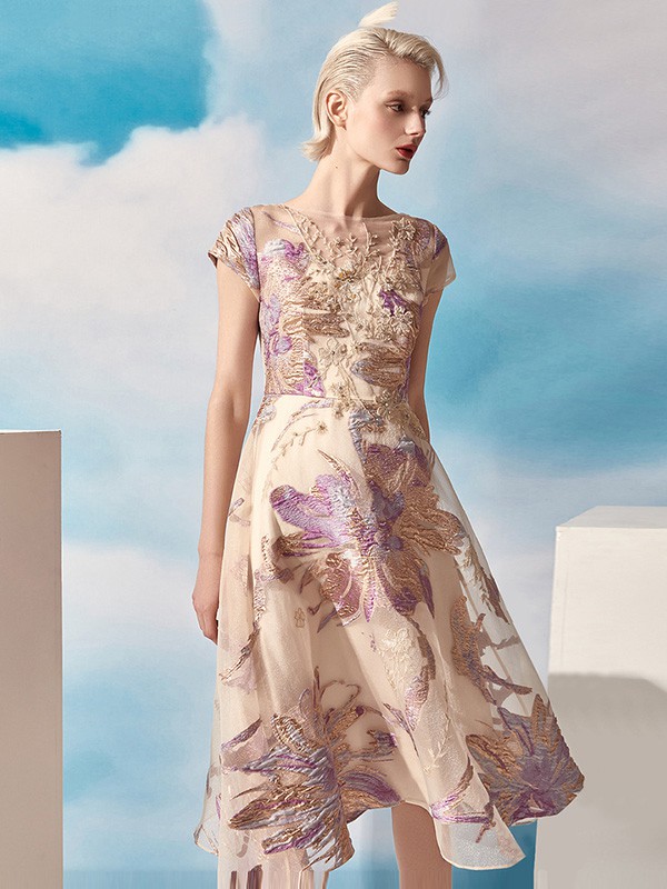 歌中歌2020秋冬季肤色刺绣连衣裙